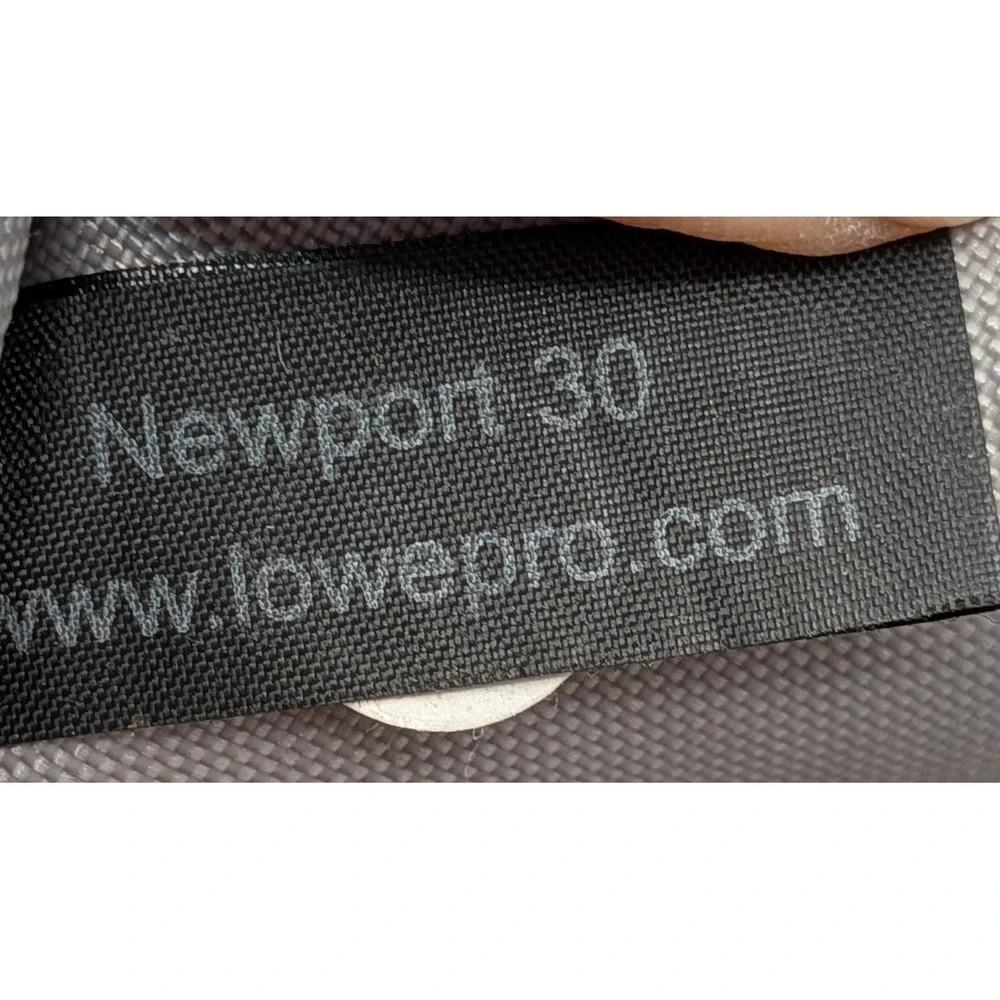 Lowepro Newport 30 Camera Pouch Unisex Small Black Good Padded Belt Loop Case
